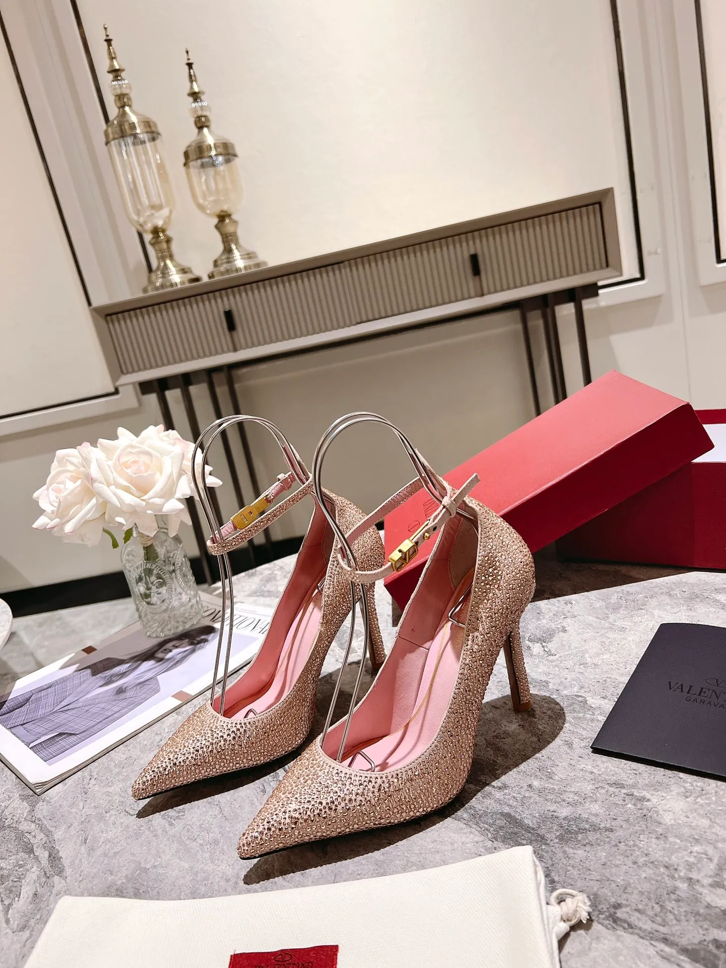👟👟Ex-factory price 500👟👟 Genuine leather sole +40 Top version 𝑉𝐴𝐿𝐸𝑁𝑇𝐼𝑁𝑂 Valentino new spring and summer women's 6⃣️color "Czech Diamond💎" full diamond shoes The unique [V’s handcrafted diamond production] brings out a full sense of high-end, and the new season will live up to expectations! Worth buying★Absolutely high-grade❥Original method, Absolutely sensual❥Elegant style, creating a different feeling, simple and elegant style!  Code number: 35-41 (34-42 customized, non-returnable) Lining: Sheepskin lining Heel height: 10cm Leather outsole Rubber outsole